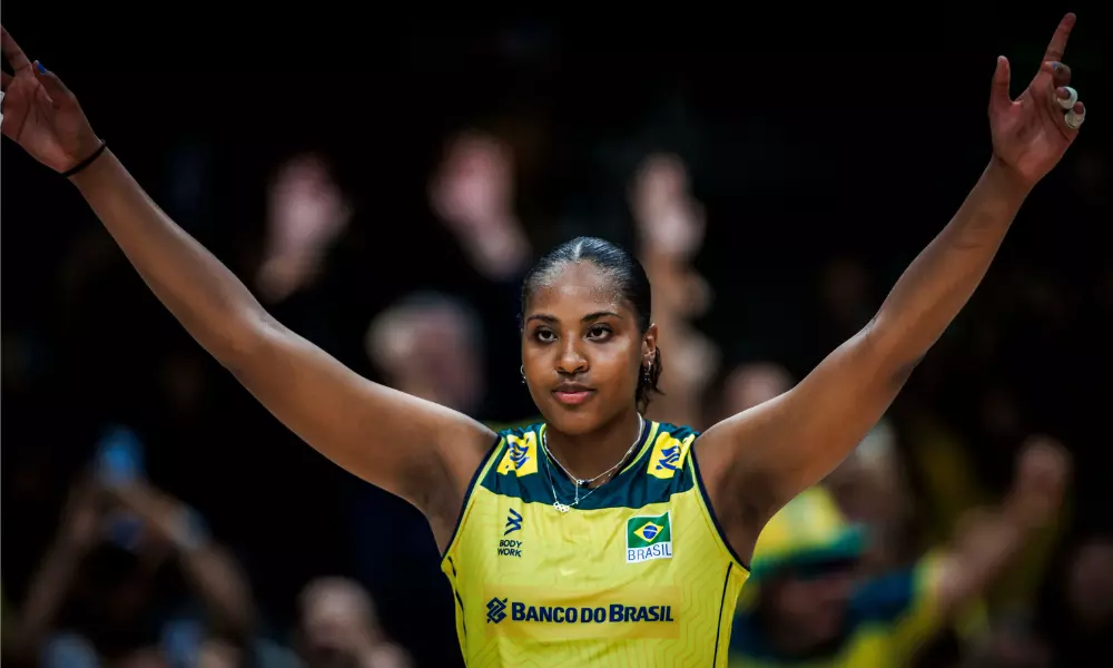 Ana Cristina ergue os braços após pontuar na Liga das Nações de vôlei feminino (VNL)