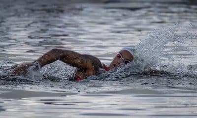 A atleta Ana Marcela nadando nas Olimpíadas de Tóquio.