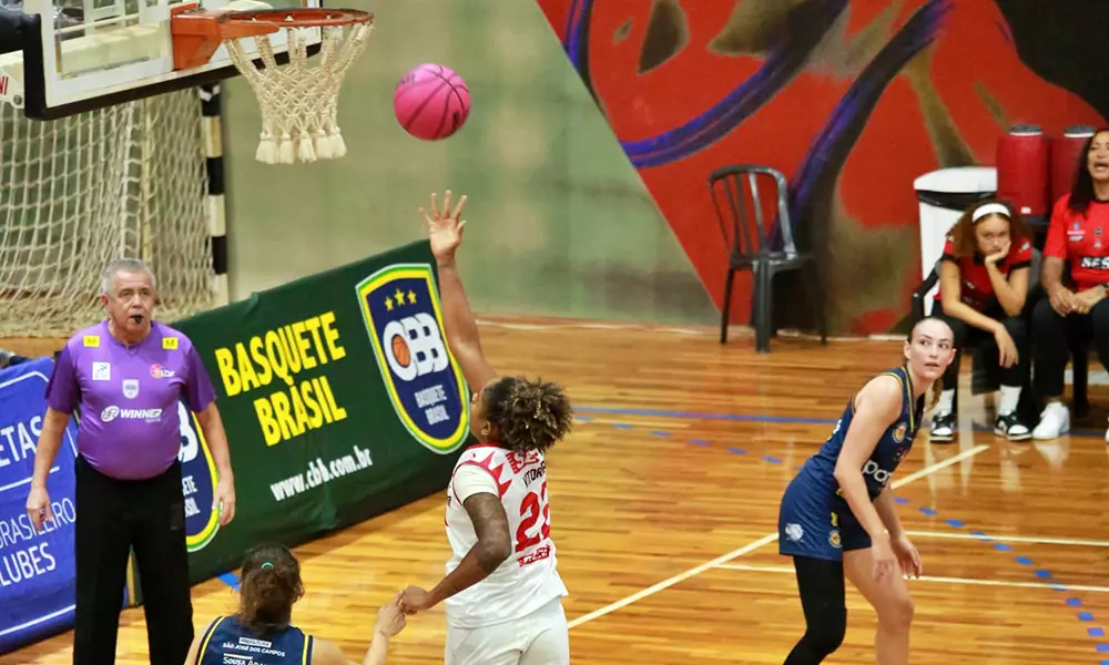 Na imagem, jogadora do Araraquara livre para a cesta.