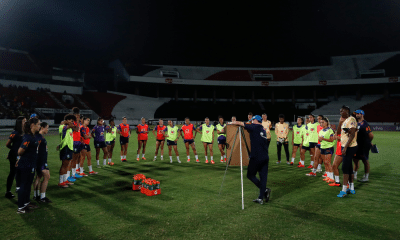 Arthur Elias comandando treino da Seleção Feminina de futebol