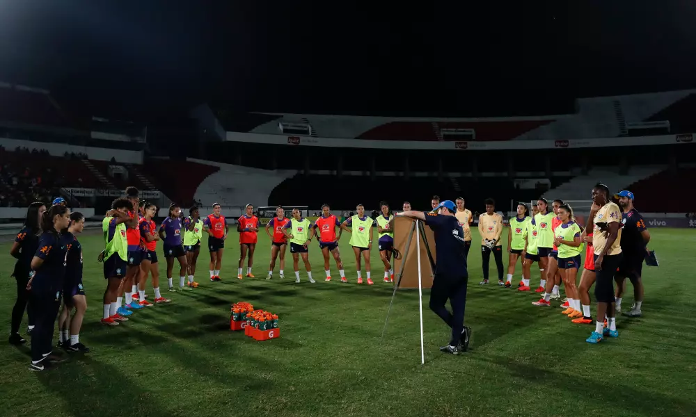 Arthur Elias comandando treino da Seleção Feminina de futebol