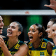 Jogadoras da seleção brasileira de vôlei feminino vibrando após vitória na Liga das Nações de vôlei feminino - VNL