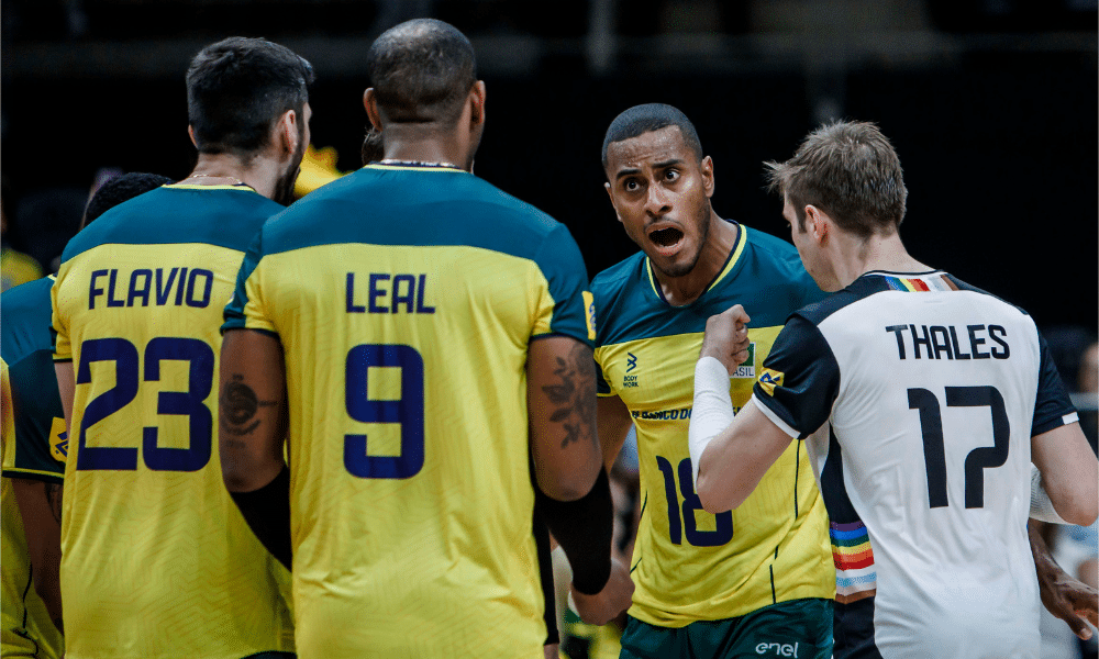 Lucarelli anima companheiros da seleção brasileira durante partida entre Brasil e Cuba pela VNL