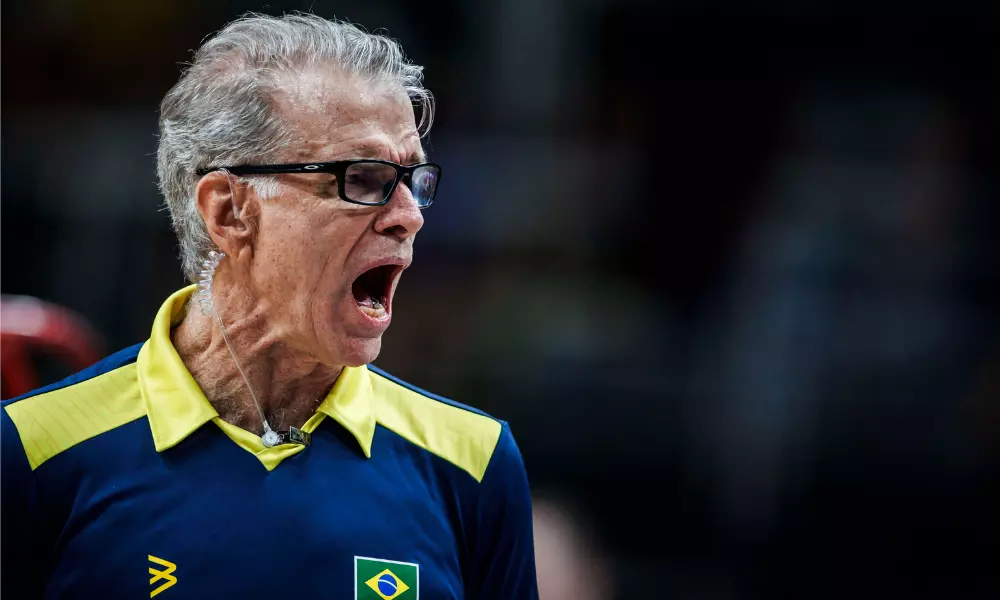 Bernardinho brigando em duelo da Liga das Nações de vôlei masculino