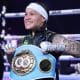 Bia Ferreira sorri com o cinturão da Federação Internacional de Boxe