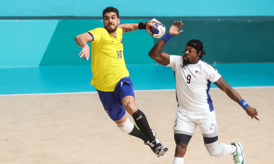 Zé Toledo durante movimento de arremesso durante partida entre Brasil e Estados Unidos em uma prévia da fase de grupos do Mundial de handebol masculino de 2025