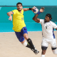 Zé Toledo durante movimento de arremesso durante partida entre Brasil e Estados Unidos em uma prévia da fase de grupos do Mundial de handebol masculino de 2025