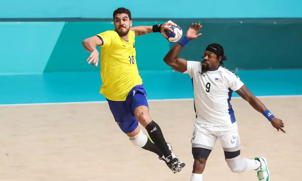 Zé Toledo durante movimento de arremesso durante partida entre Brasil e Estados Unidos em uma prévia da fase de grupos do Mundial de handebol masculino de 2025