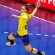 Larissa Araújo em ato de arremessar bola enquanto é marcada por jogadora espanhola; tabela do handebol feminino de Paris-2024 foi divulgada com o Brasil presente