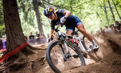 Competidora durante a Copa do Mundo de MTB