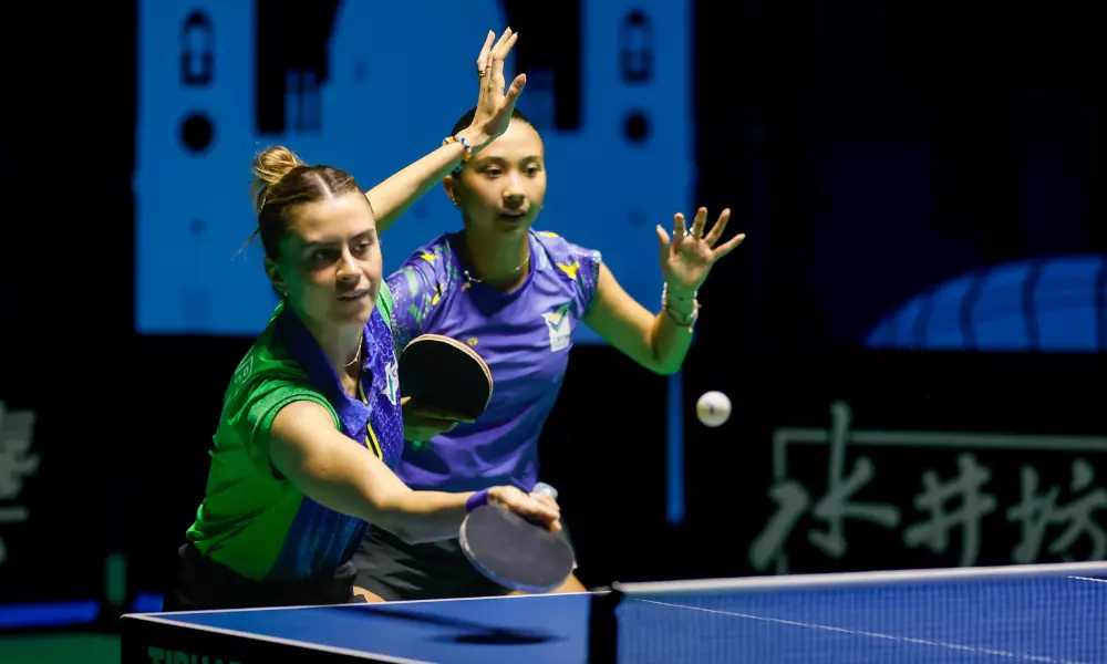 Irmãs Bruna e Giulia Takahashi em ação no WTT Contender do Rio de Janeiro