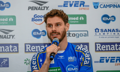 Bruninho com o microfone na mão em sua apresentação no Vôlei Renata