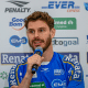 Bruninho com o microfone na mão em sua apresentação no Vôlei Renata