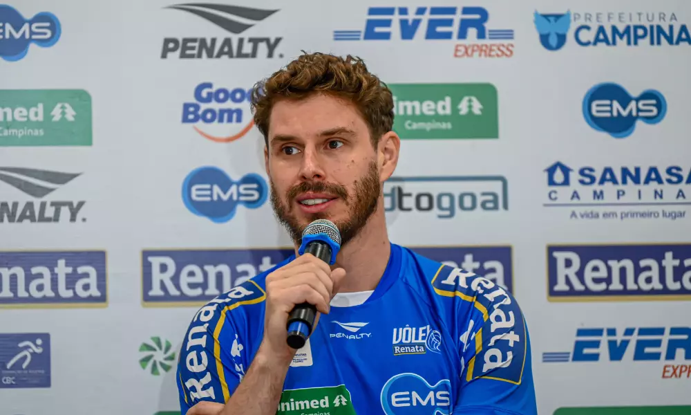 Bruninho com o microfone na mão em sua apresentação no Vôlei Renata