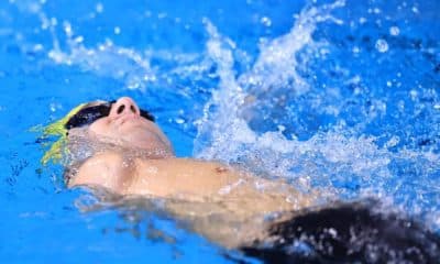 O atleta paralímpico Bruno Becker nadando de costas no CT Paralímpico.