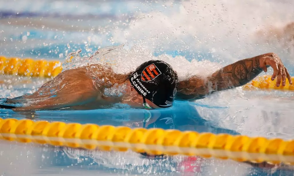 Na imagem, Guilherme Caribé durante a prova dos 50m livre.
