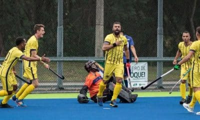 Jogadores do Carioca comemorando um gol no Campeonato Brasileiro de Hóquei sobre a grama