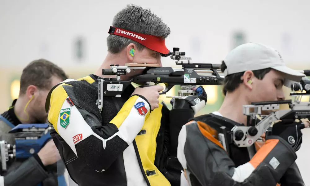 Cassio Rippel durante disputa da carabina três posições 50m na Copa do Mundo de Baku de tiro esportivo