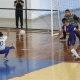 Maxwell chuta com a perna esquerda enquanto equilibra o corpo na perna direita, dobrada quase 90 graus e os braços erguidos cada um para um lado; à frente dele o goleiro do Ismac aguarda, e outros atletas de sua equipe aparecem à direita. Foto: Renan Cacioli/ CBDV.