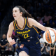 Caitlin Clark em partida do Indiana Fever na WNBA, basquete feminino