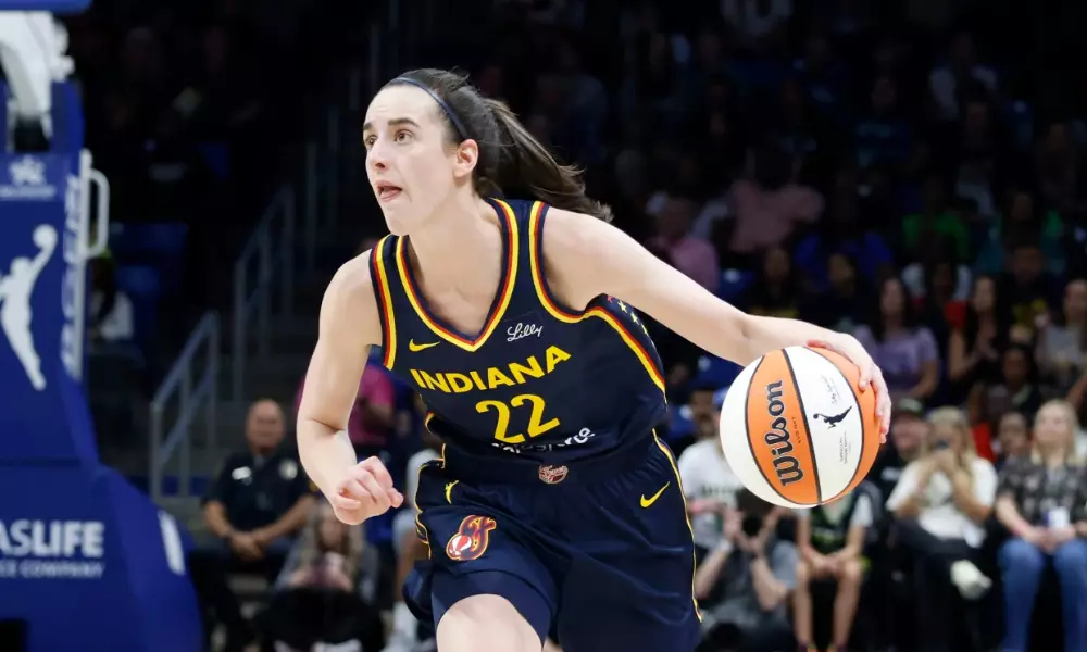 Caitlin Clark em partida do Indiana Fever na WNBA, basquete feminino