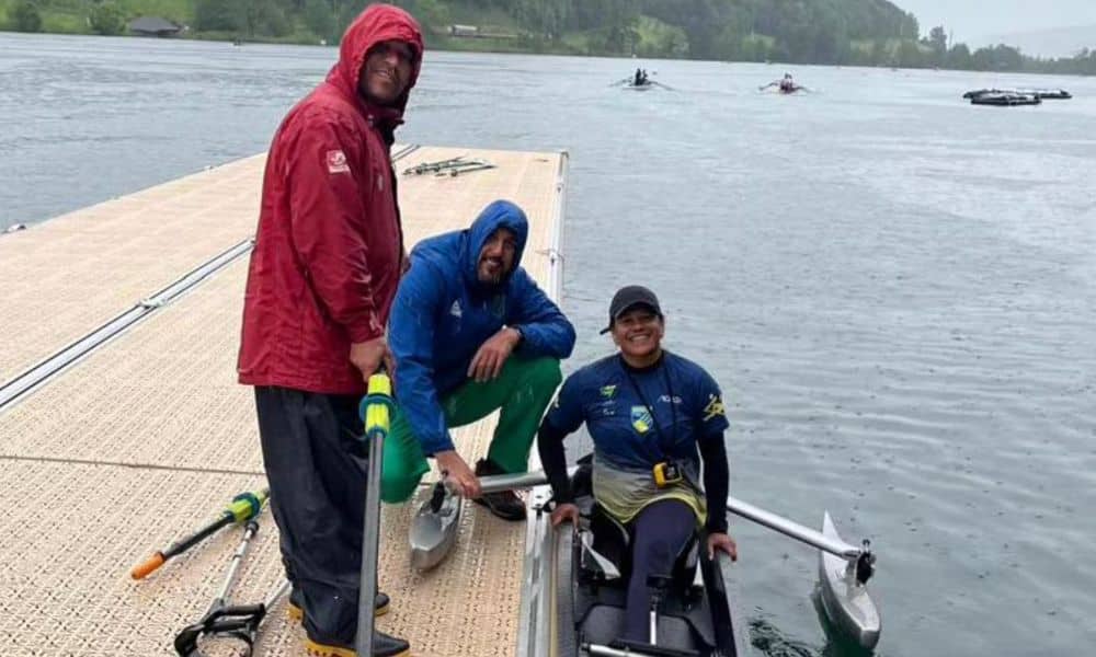 Cláudia Sabino e sua comissão técnica na etapa de Lucerna da Copa do Mundo de remo