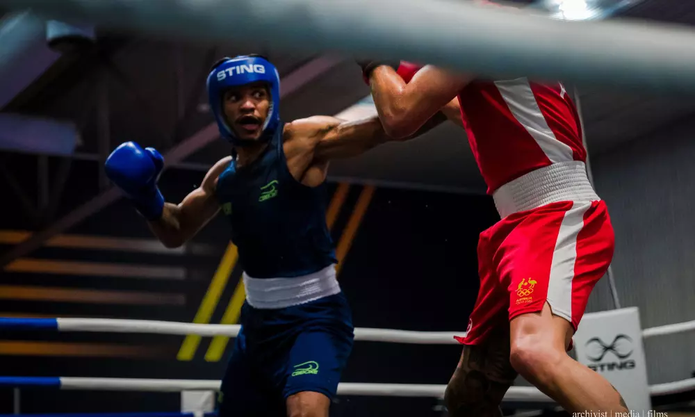Cleisson Charles em ação no ringue de boxe