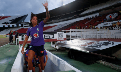 Cristiane subindo para treino da Seleção Feminina de futebol