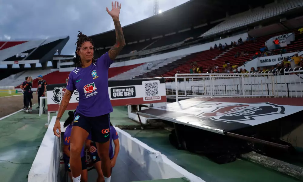 Cristiane subindo para treino da Seleção Feminina de futebol
