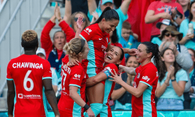 Debinha comemorando com jogadoras do Kansas City Current na NWSL