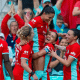 Debinha comemorando com jogadoras do Kansas City Current na NWSL
