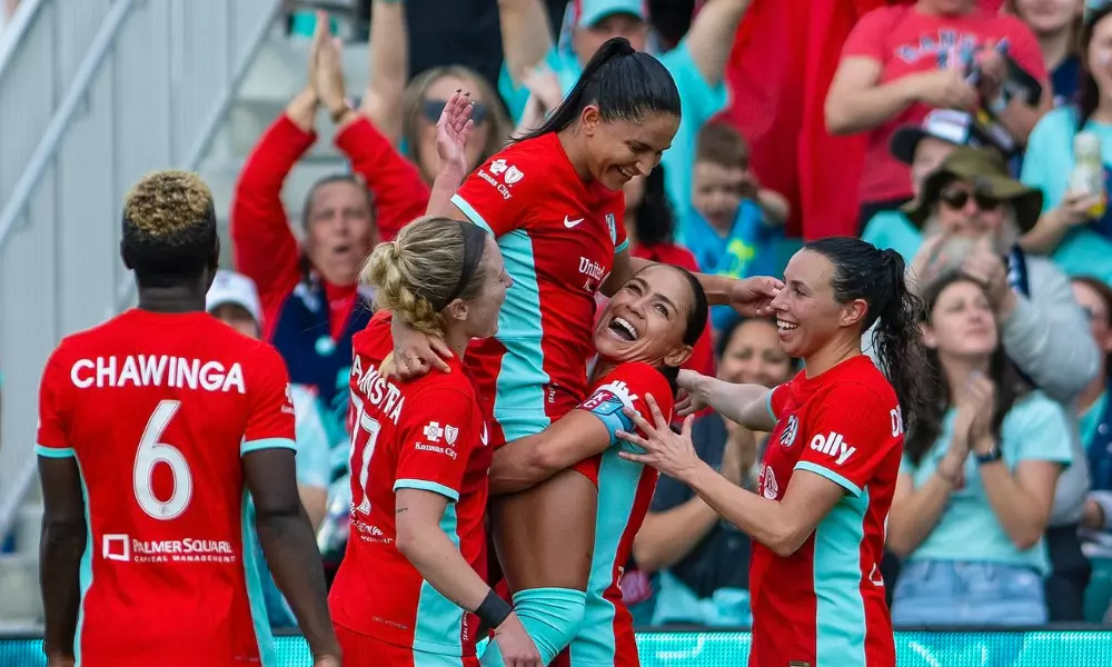 Debinha comemorando com jogadoras do Kansas City Current na NWSL