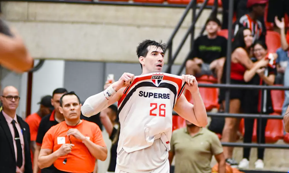 Betinho comemorando a vitória do São Paulo sobre o Minas pelas quartas de final do NBB (Foto: Vitor H. Souza)