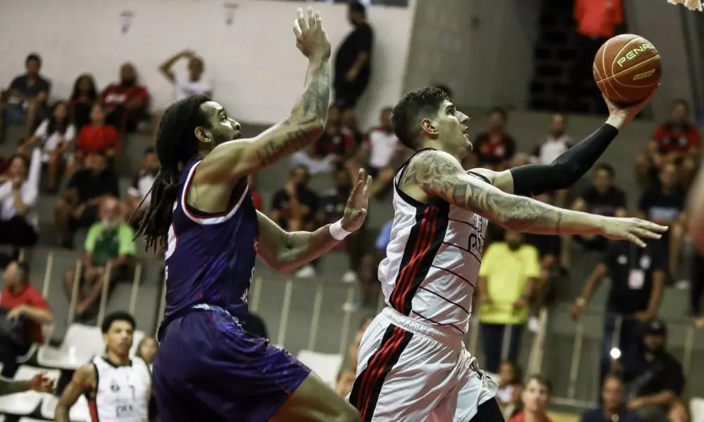 Gabriel Jaú indo para a cesta no confronto entre Flamengo e Fortaleza pelas quartas do NBB (Gilvan de Souza/CRF)