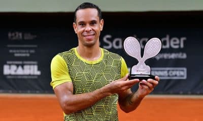 Daniel Dutra da Silva com o troféu de vice-campeão do Challenger de Porto Alegre (Reprodução/Instagram/@institutosports)
