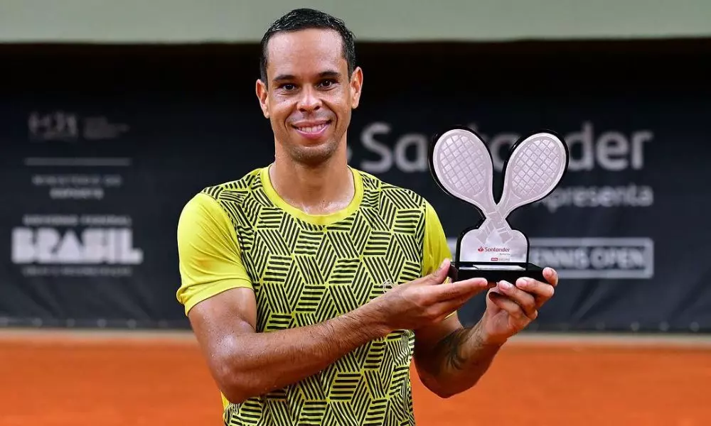Daniel Dutra da Silva com o troféu de vice-campeão do Challenger de Porto Alegre (Reprodução/Instagram/@institutosports)