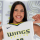 Stephanie Soares posando com a camisa do Dallas Wings, sua franquia na WNBA (Reprodução/Instagram/@dallaswings)