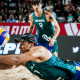 George (à frente) fazendo uma defesa em partida do Circuito Mundial de vôlei de praia (Divulgação/FIVB)