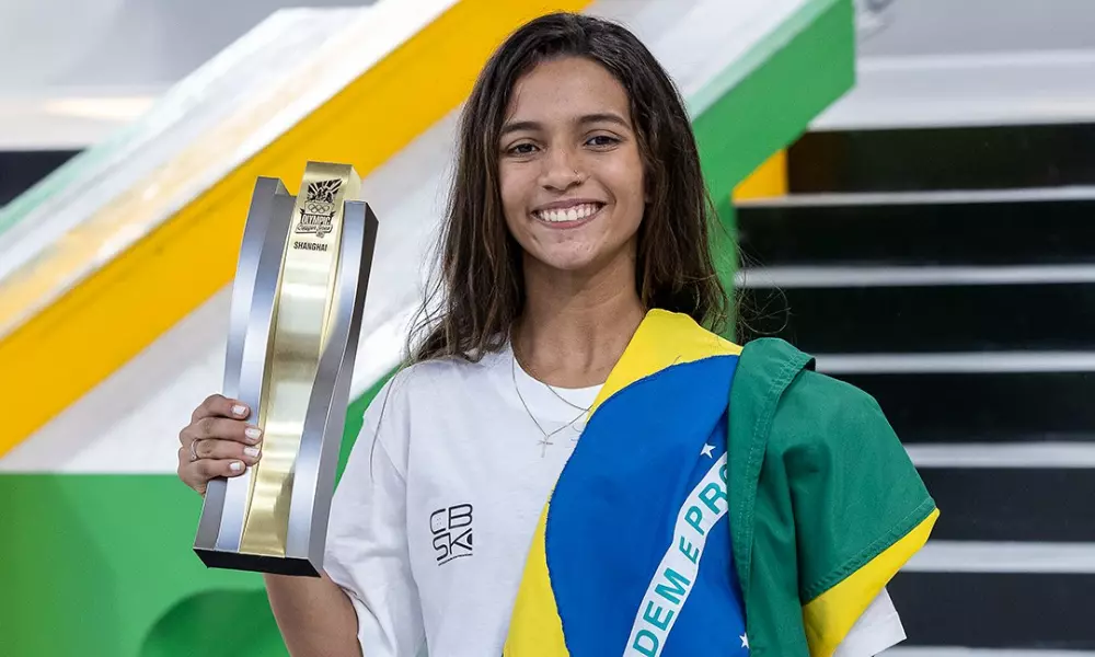 Rayssa Leal com o troféu do Torneio Qualificatório Olímpico de Xangai (Julio Detefon/CBSk)