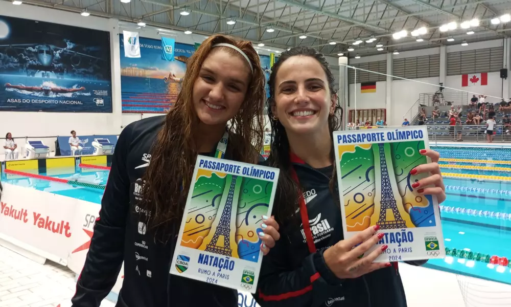 Mafê Costa e Gabrielle Roncatto celebrando a vaga nos Jogos Olímpicos de Paris-2024 (Foto: Gabriel Gentile)