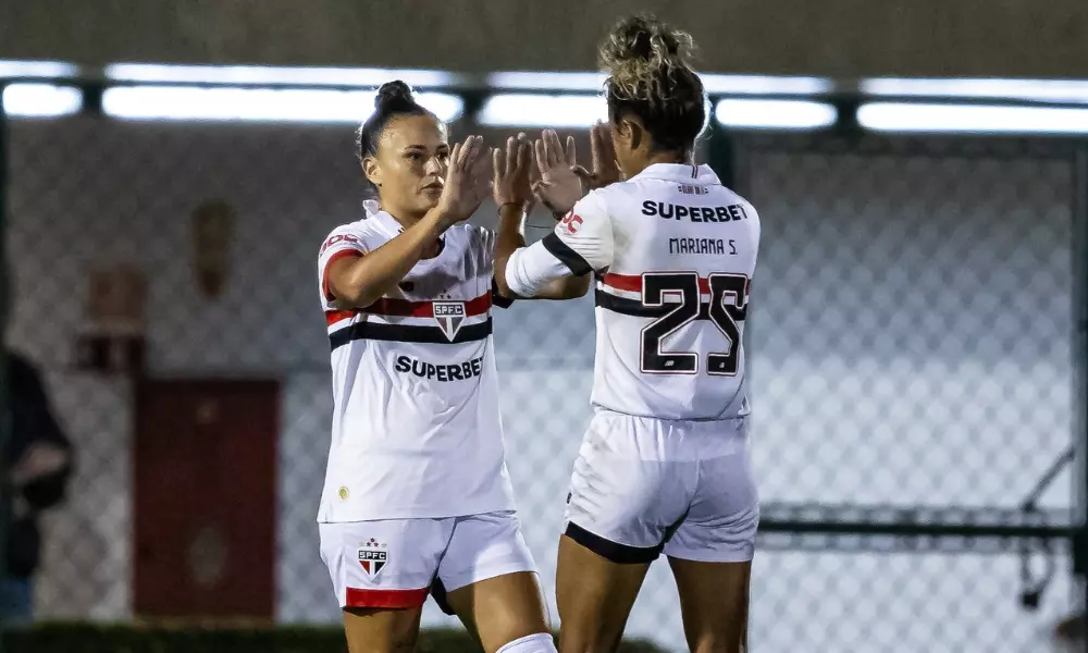 Camilinha e Mariana Santos, do São Paulo, comemorando um dos gols da vitória sobre o Flamengo pelo Brasileiro Feminino (Staff Images/CBF)