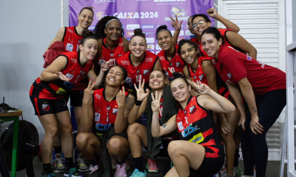 Jogadoras do Ituano reunidas após vitória pela LBF (Foto: Guilherme Ribeiro/Ituano Basquete)