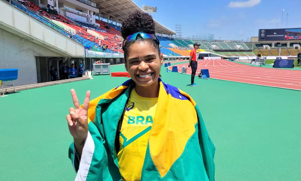 Raissa Machado celebrando o título do Mundial de atletismo paralímpico, no Japão (Divulgação/CPB)