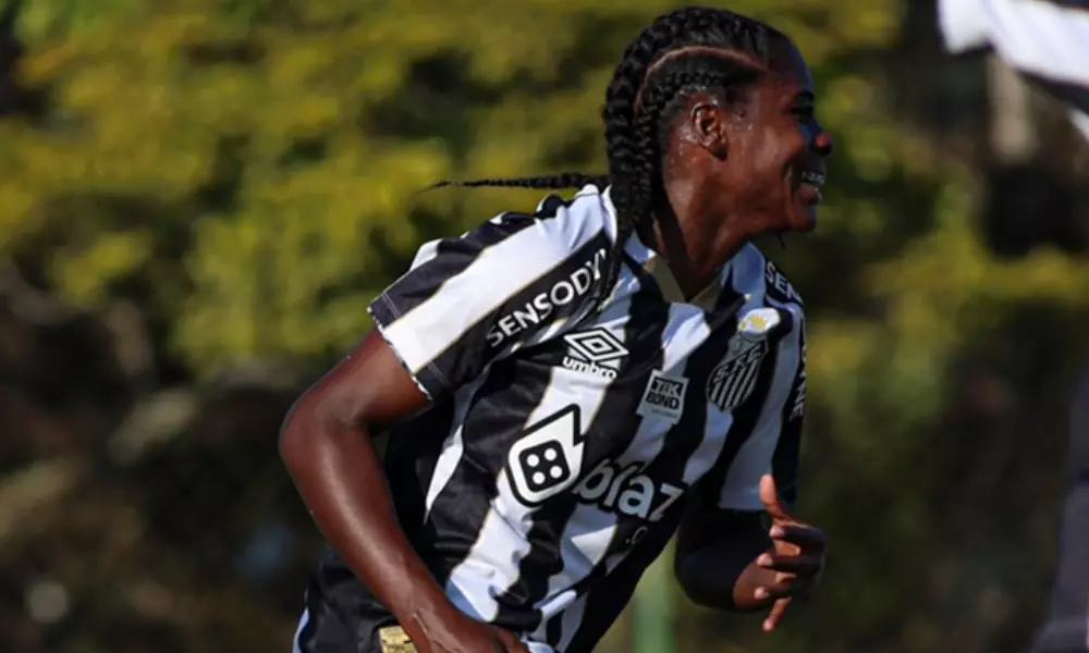 Nicole Charcopa, do Santos, comemorando o seu gol na vitória sobre o Pinda pelo Paulista Feminino (Reprodução/X/@SereiasDaVila)