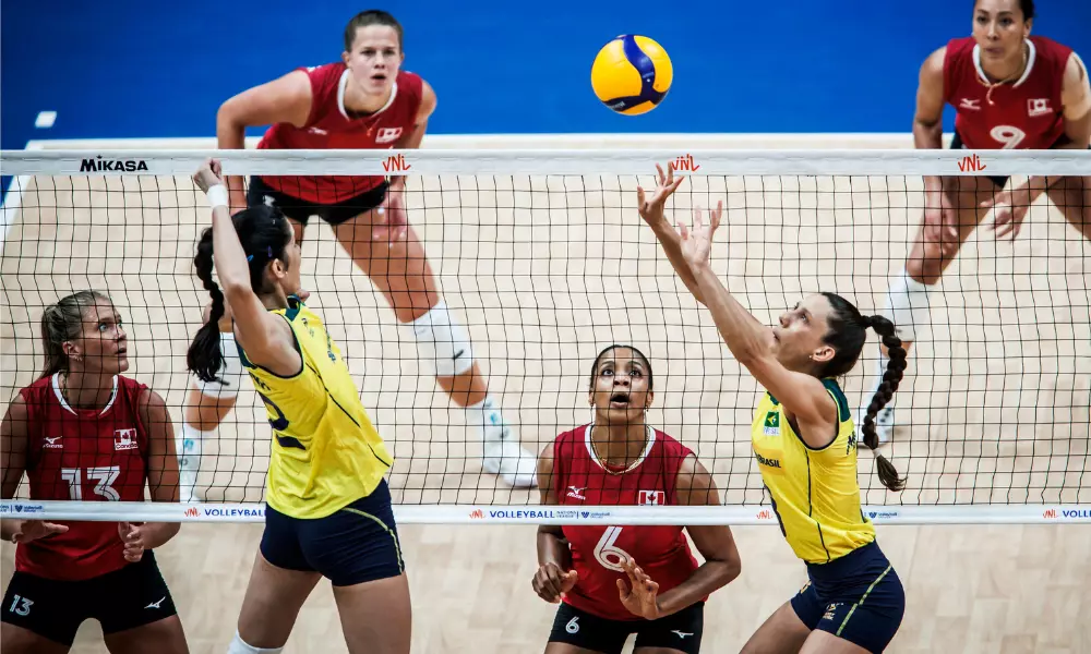 Macris e Julia Kudiess em ação na VNL