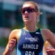 Djenyfer Arnold correndo em uma competição de triatlo paris sena