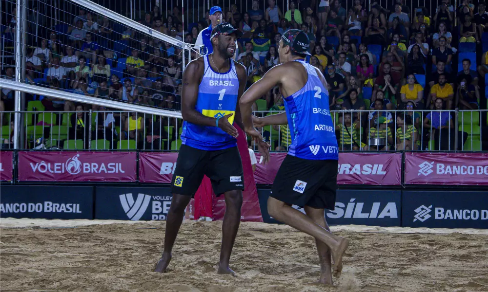 Evandro e Arthur no Elite 16 de Brasília de vôlei de praia