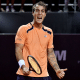 Felipe Meligeni, de camisa laranja, comemora vitória no Challenger de Santo Domingo