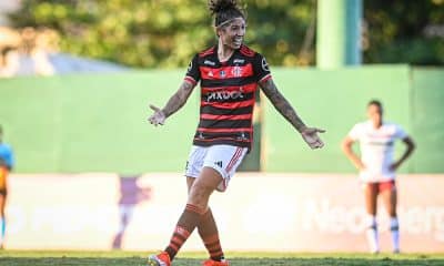 Na imagem, Cristiane comemorando um de seus gols para o Flamengo