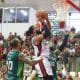 Jogador do Flamengo enterrando uma bola de basquete durante um jogo da NBB contra o Bauru Basket, Onde assistir